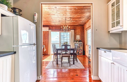 Point Roberts House | Experience a Beachfront Cottage with Ocean Views & Games
