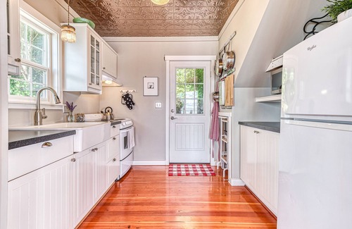 Point Roberts House | Experience a Beachfront Cottage with Ocean Views & Games