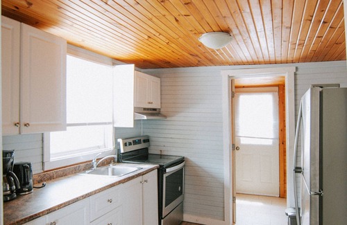Wasaga Beach Cottage | Ocean View Cottage #7 with Spa & Family-Friendly Amenities
