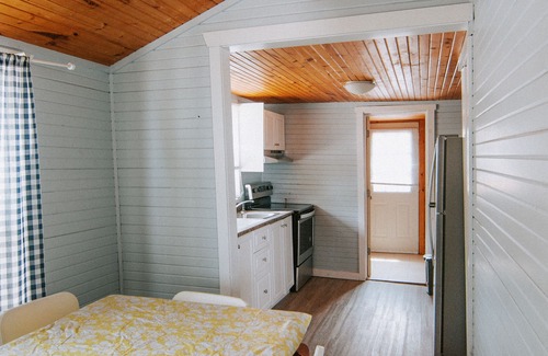 Wasaga Beach Cottage | Ocean View Cottage #7 with Spa & Family-Friendly Amenities