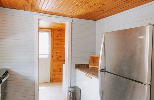Wasaga Beach Cottage | Ocean View Cottage #7 with Spa & Family-Friendly Amenities