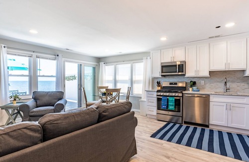 Fairfield Cottage | Cozy Beachfront Cottage with Ocean Views in Fairfield Beach