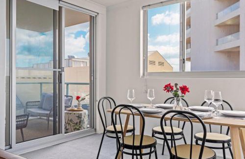 Cronulla Apartment | Idyllic Waterfront Retreat: 3 Bedroom Apartment in Cronulla