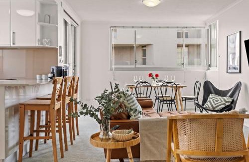 Cronulla Apartment | Idyllic Waterfront Retreat: 3 Bedroom Apartment in Cronulla