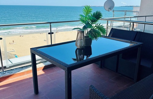 Sunny Beach Apartment | Beachfront Estate with Breakfast & Child-Friendly Amenities