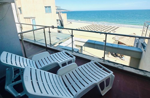 Sunny Beach Apartment | Beachfront Estate with Breakfast & Child-Friendly Amenities