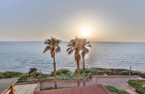 Netanya Apartment | Exclusive Beachfront Retreat with Ocean Views - Guest Rated 10/10