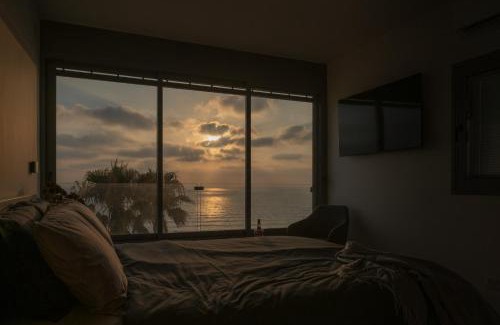 Netanya Apartment | Exclusive Beachfront Retreat with Ocean Views - Guest Rated 10/10