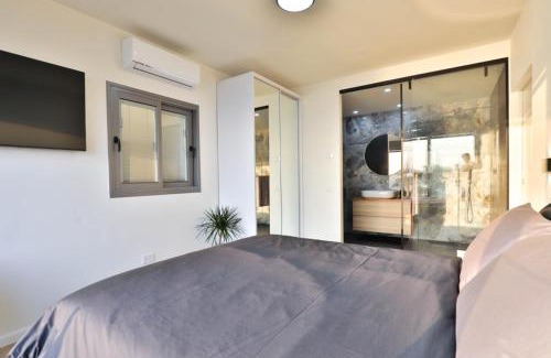 Netanya Apartment | Exclusive Beachfront Retreat with Ocean Views - Guest Rated 10/10