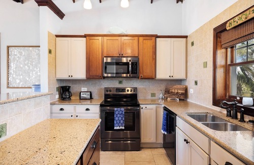 Double Bay House | Beachfront Estate with Heated Pool on Pink-Sand Beach