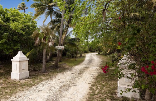 Double Bay House | Beachfront Estate with Heated Pool on Pink-Sand Beach