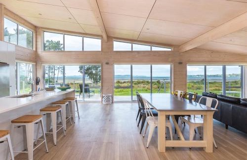 Snells Beach House | Beachfront Retreat - Snells Beach Holiday Home with Ocean Views