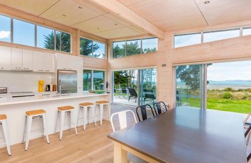 Snells Beach House | Beachfront Retreat - Snells Beach Holiday Home with Ocean Views