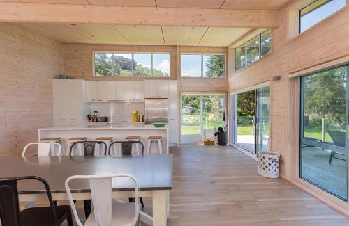 Snells Beach House | Beachfront Retreat - Snells Beach Holiday Home with Ocean Views