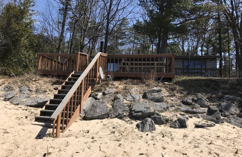 Williamsburg House | Family-Friendly Beachfront Getaway with Spa & Pool