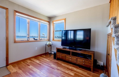 Seabrook House | Seaside Family Getaway in a Tranquil Neighborhood