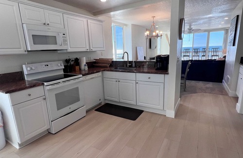 Townsite Condo | Beachfront Retreat with Panoramic Ocean Views - D24 North Coast Village