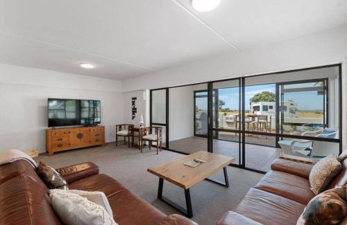 Mount Maunganui Apartment | Beachfront Escape in Mount Maunganui - 4-Star Comfort