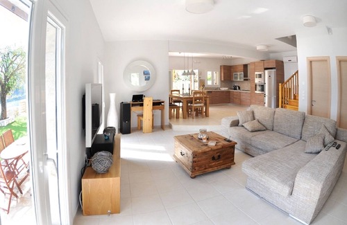 Katokhorion Villa | Serene Beachfront Retreat with Ocean Views & Family Amenities
