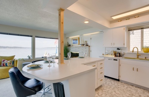University Place House | Idyllic Historical Beachfront Home with Ocean Views