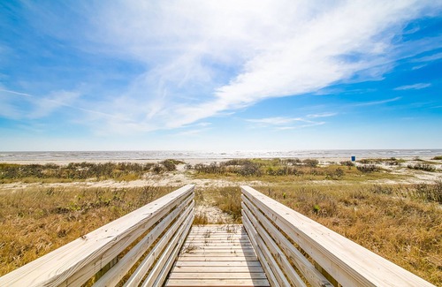Stavanger Beach House | Oceanfront Retreat: 5 Bedrooms with Master Suites on Stavanger Beach