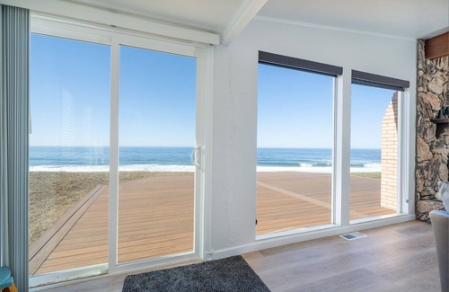 Lincoln City House | Oceanfront Retreat: Steps to the Sand with Scenic Views