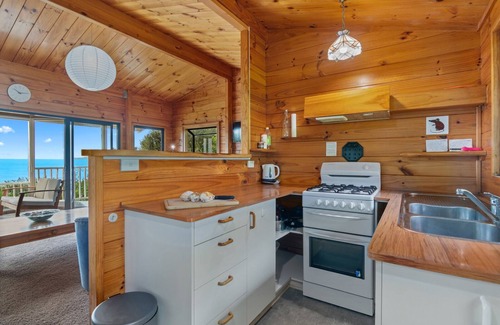 Collingwood House | Beachfront Retreat with Pets Welcome & Ocean Views