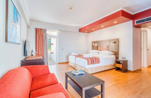 Sao Martinho Hotel | Seaside Retreat with Balcony, Ocean View & Outdoor Pool