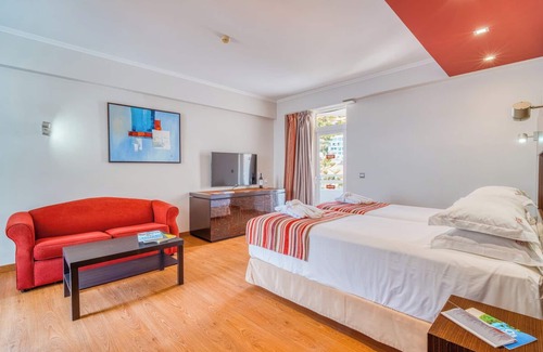 Sao Martinho Hotel | Seaside Retreat with Balcony, Ocean View & Outdoor Pool