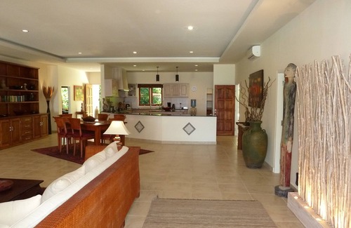 Kalisada Villa | Newly Renovated Beachfront Villa with Pool & Breakfast