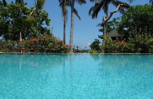 Kalisada Villa | Newly Renovated Beachfront Villa with Pool & Breakfast