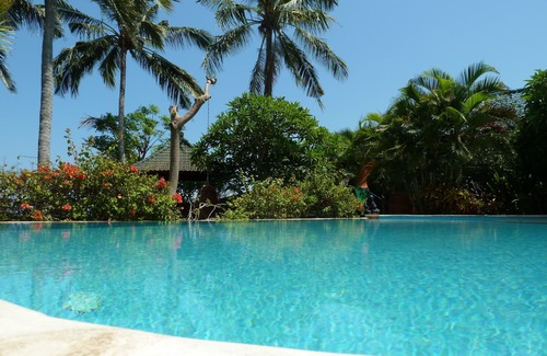 Kalisada Villa | Newly Renovated Beachfront Villa with Pool & Breakfast