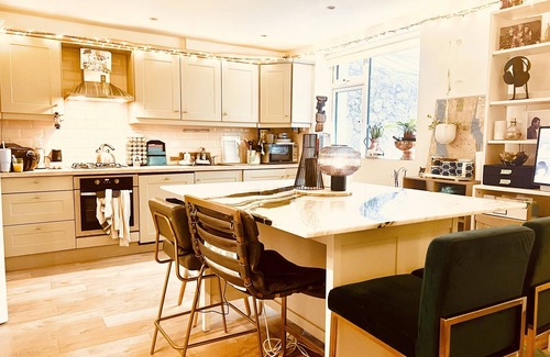 Sandycove House | Beachfront Retreat: Pet-Friendly with Breakfast Included