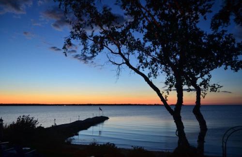 Baileys Harbor Hotel | Beachfront Inn: Ocean View with Pool & Private Beach Access