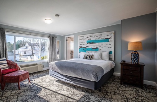 Baileys Harbor Hotel | Oceanfront Bliss at Beachfront Inn with Pool & Spa