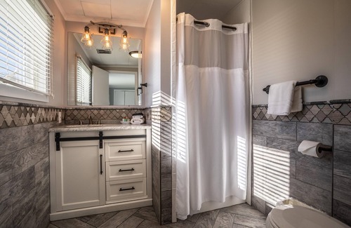 Baileys Harbor Hotel | Oceanfront Bliss at Beachfront Inn with Pool & Spa