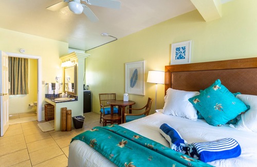West End Hotel | Beachfront King: Family-Friendly Retreat by the Ocean