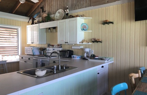 Spanish Wells Apartment | Beachfront Oasis: 10/10 Rated with Pool & Ocean Views
