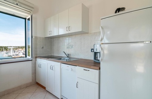Simuni Apartment | Cozy Beachfront Lovro 6 Apartment with Family-Friendly Amenities