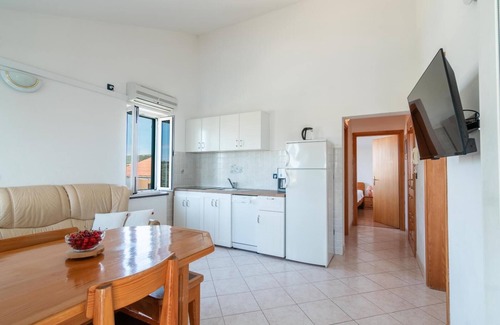 Simuni Apartment | Cozy Beachfront Lovro 6 Apartment with Family-Friendly Amenities