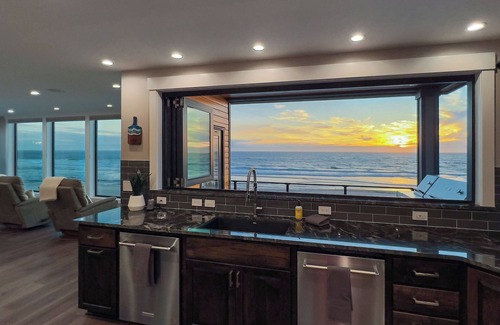 Rockaway Beach House | Beachfront Luxury 5 star, Hot Tub, Fire Pit, Spa, Arcade, ♥on the Ocean♥ 4 kings