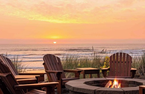 Rockaway Beach House | Beachfront Luxury 5 star, Hot Tub, Fire Pit, Spa, Arcade, ♥on the Ocean♥ 4 kings