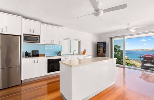 North Bondi Apartment | Oceanfront Retreat with 3 Beds and Breathtaking Views