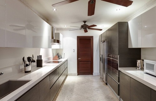 Old Trees Bay Apartment | Relaxing Beachfront 4 Bedroom Apartment with Heated Jacuzzi