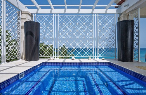 Old Trees Bay Apartment | Relaxing Beachfront 4 Bedroom Apartment with Heated Jacuzzi