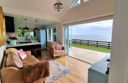 Clarks Beach Cottage | Beachfront Escape: Pet-Friendly with Ocean Views & Spa
