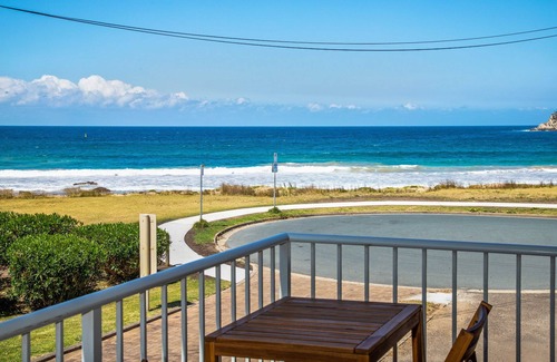 Malua Bay Apartment | Beachfront Oasis: Family-Friendly with Ocean Views & Spa