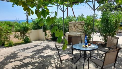 Skala House | Beachfront Oleanders House in Skala with Ocean Views