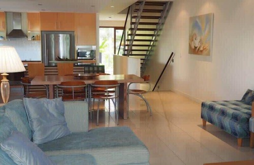 Mission Beach Apartment | Beachfront Haven with Ocean View & Relaxing Spa