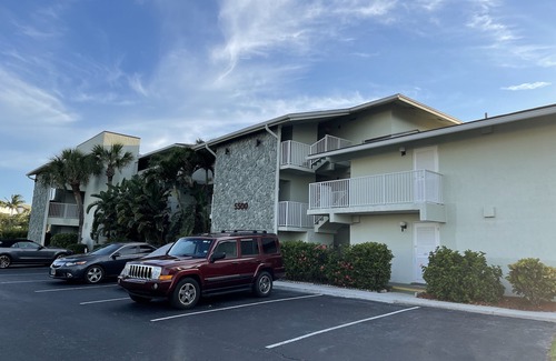 Fort Pierce Condo | Beachfront Paradise: Golf, Pools & Family-Friendly Fun